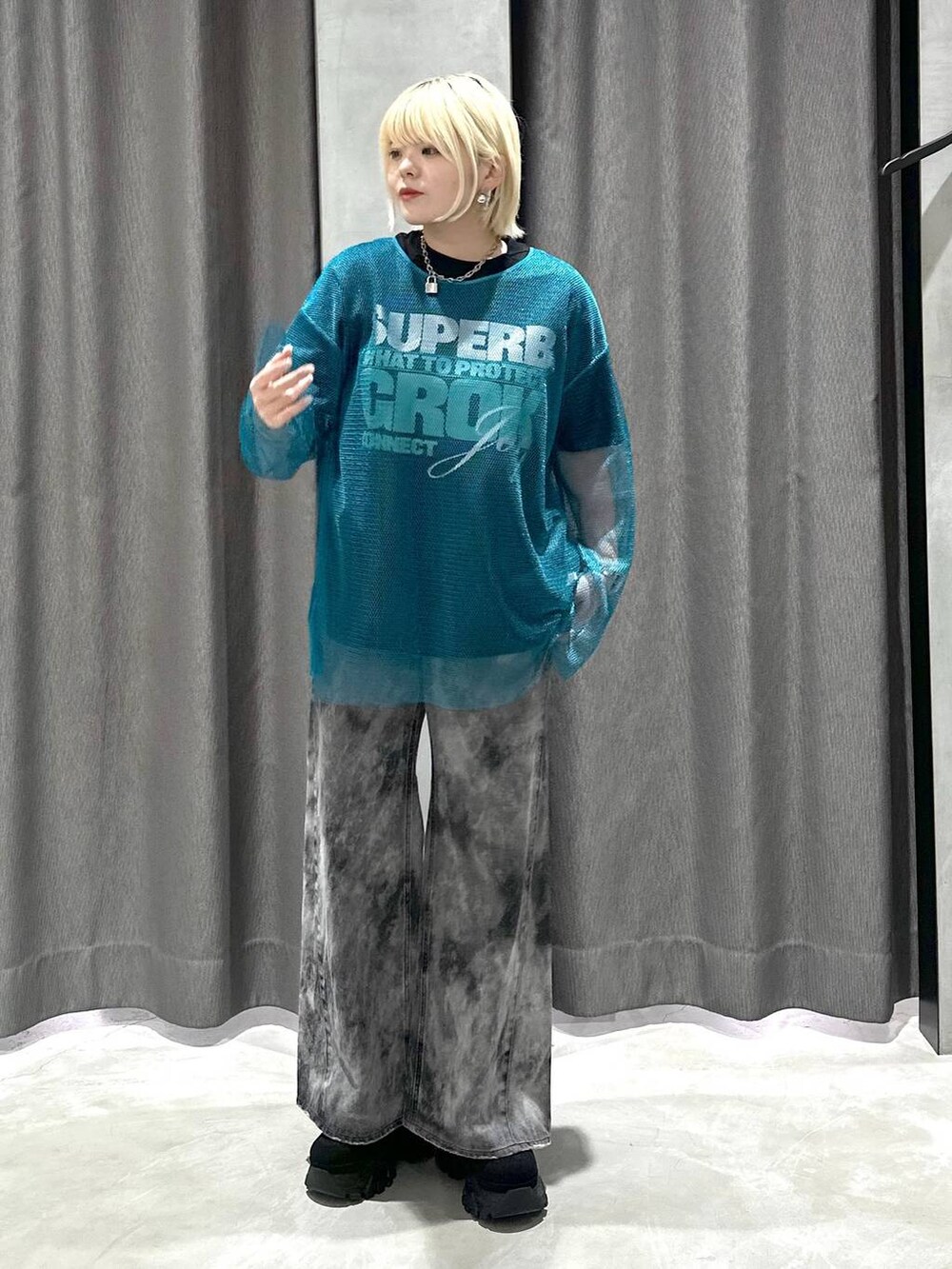 ブラック系のTシャツ/カットソー、ブラック系のデニムパンツ、ブルー系のTシャツ/カットソーを着用したレディースの春コーディネートの2枚目の写真