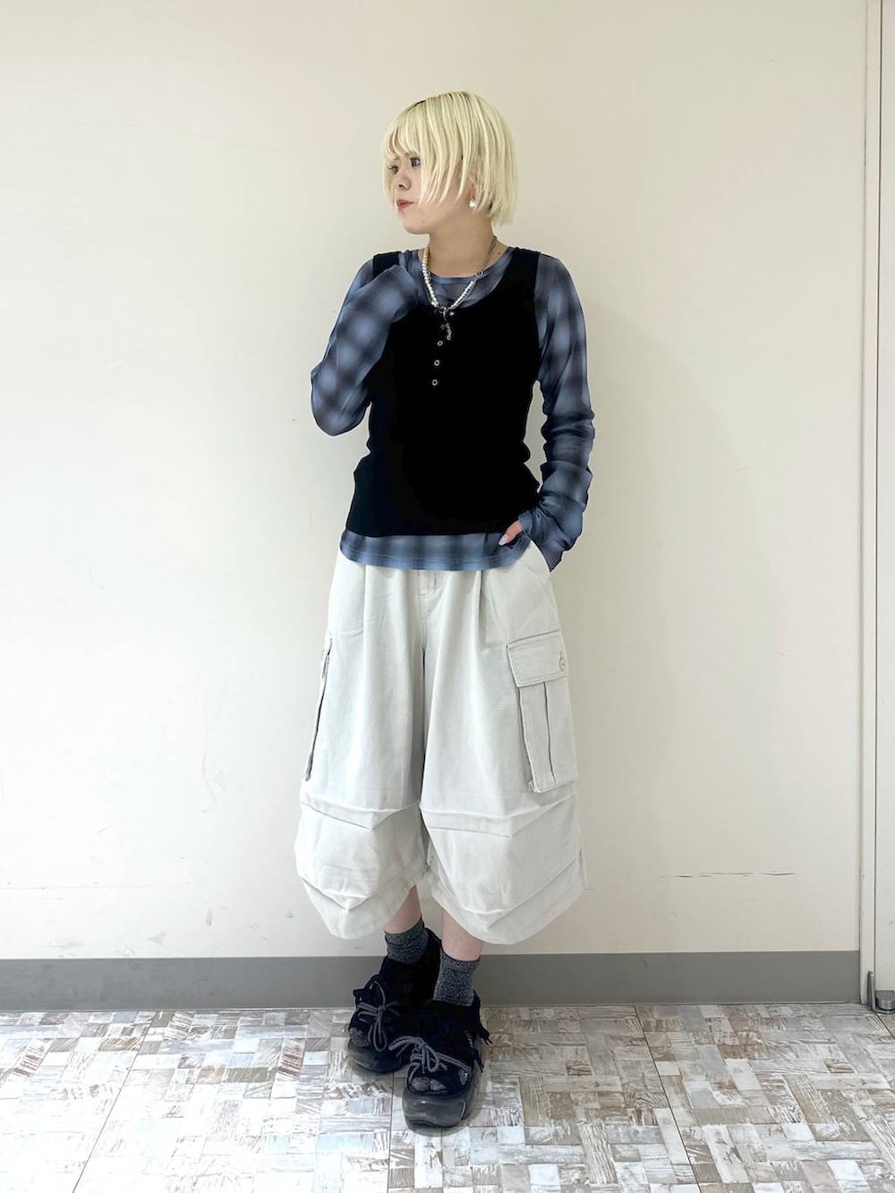ブラック系のタンクトップ、ベージュ系のカーゴパンツ、ブルー系のTシャツ/カットソーを着用したレディースの夏コーディネートの2枚目の写真