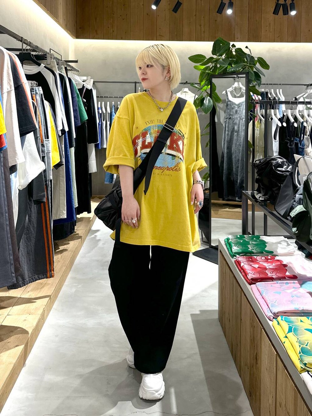 ブラック系のショルダーバッグ、ブラック系のその他パンツ、ホワイト系のスニーカーを着用したレディースの夏コーディネートの3枚目の写真