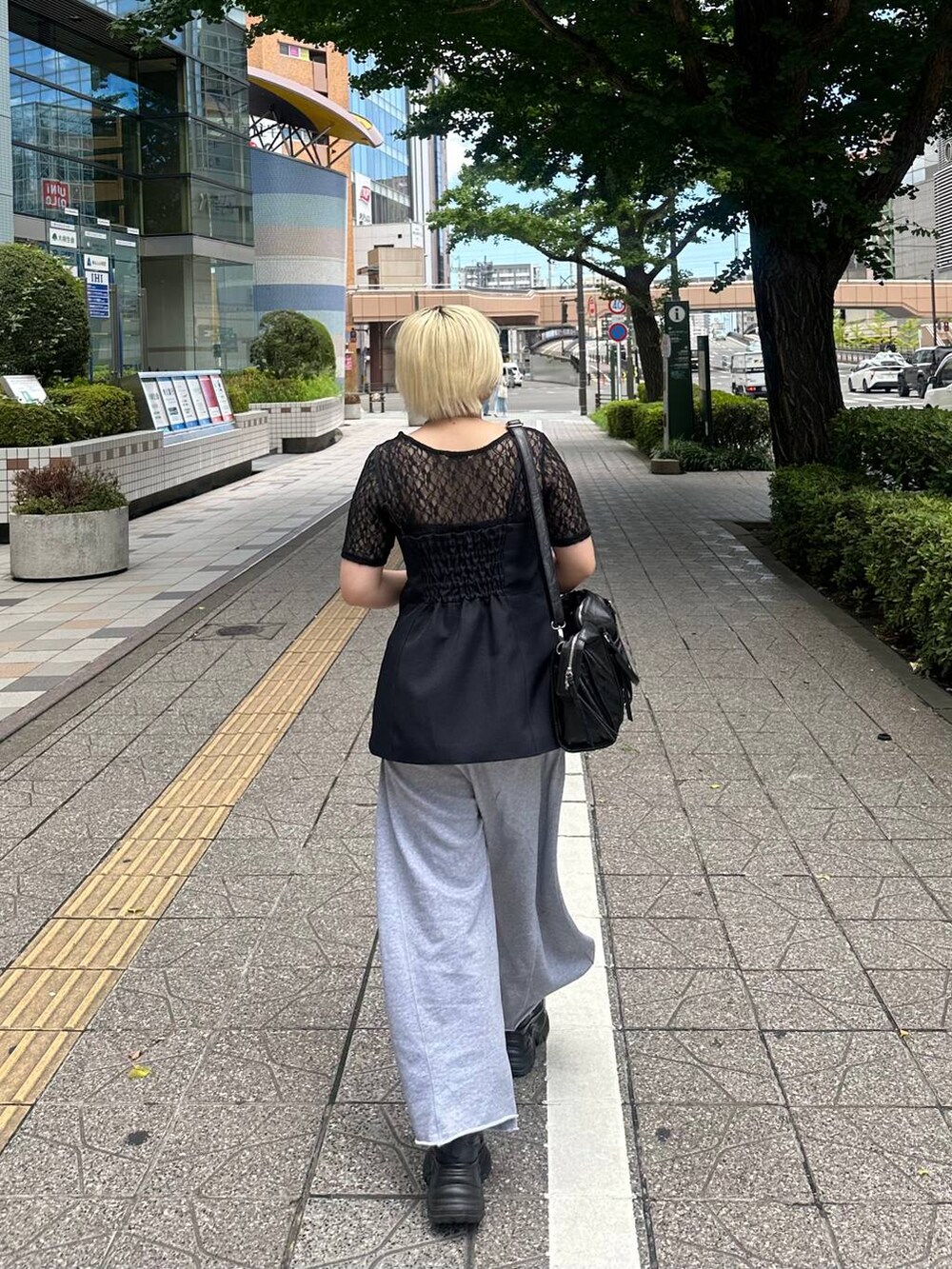「カジュアル、体型カバー、ラフ、春コーデ、夏コーデ、骨格ストレート、ストリート、PAGEBOY、ボブヘア、ハイトーン系_ヘアカラー、きれいめカジュアル、スウェットパンツ」｜「PAGEBOYのサイドタックルーズウラケパンツ/イージーパンツ【4color・2size】（スウェットパンツ、グレー系）」を使った、・あさせ・さん（レディース・160cm）の夏コーディネートの2枚目の写真