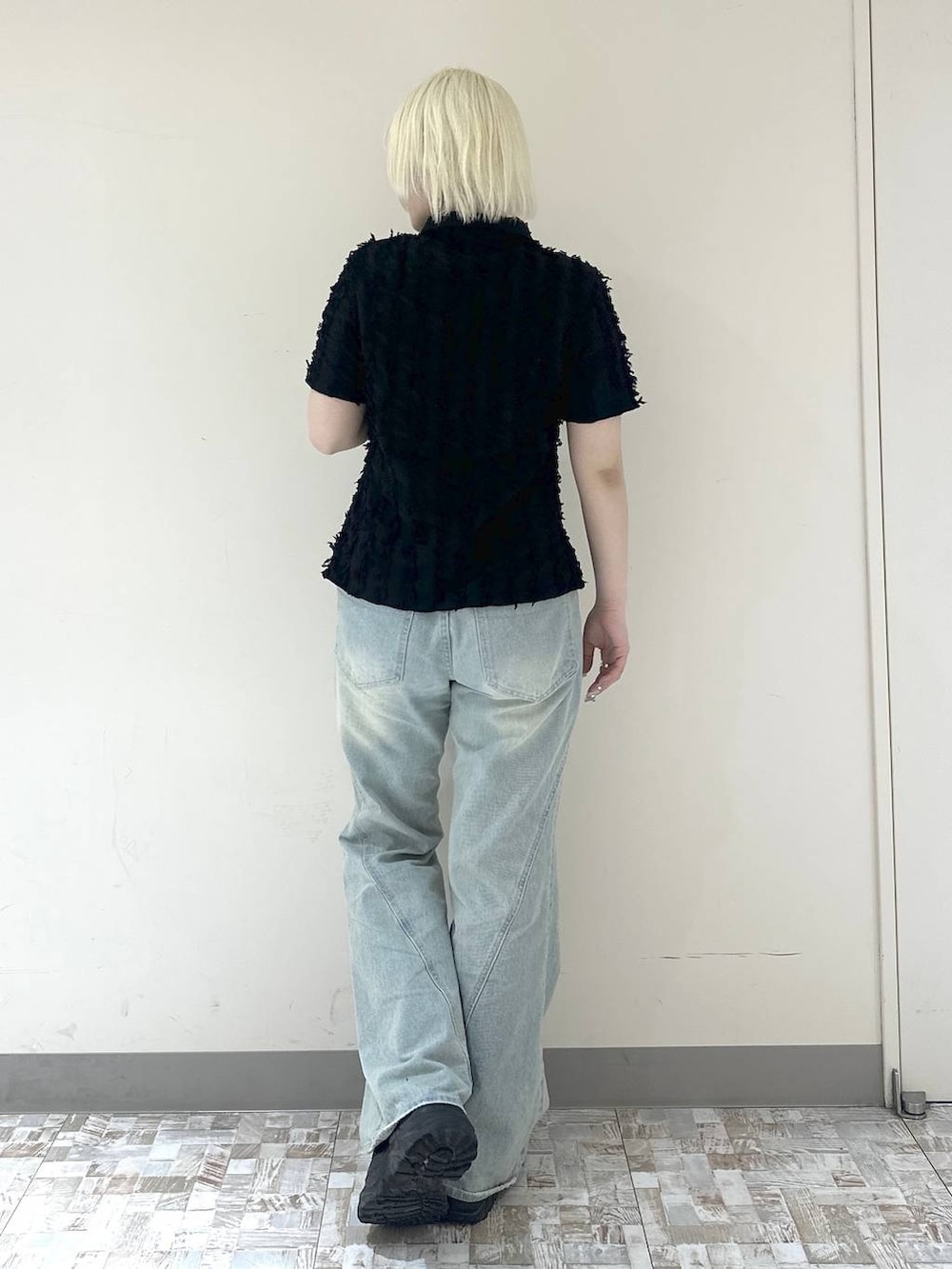 ブルー系のデニムパンツ、ブラック系のシャツ/ブラウスを着用したレディースの夏コーディネートの5枚目の写真