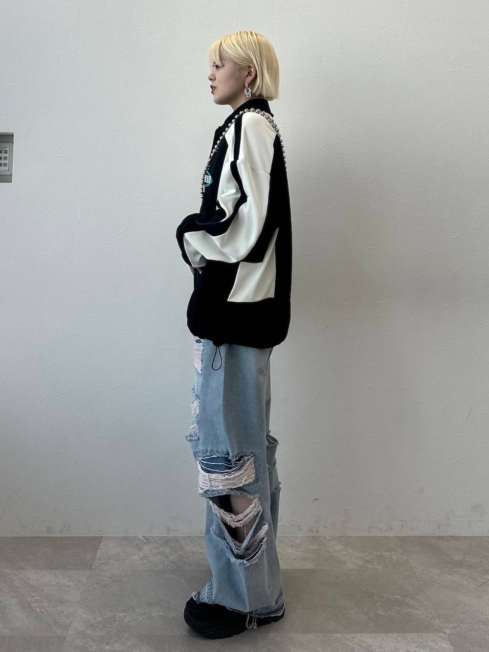 ブラック系のポロシャツを着用したレディースの冬コーディネートの4枚目の写真