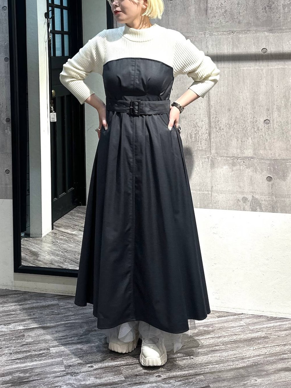 グレー系のワンピース、グレー系のスカート、ブラック系のバレエシューズを着用したレディースの冬コーディネートの2枚目の写真