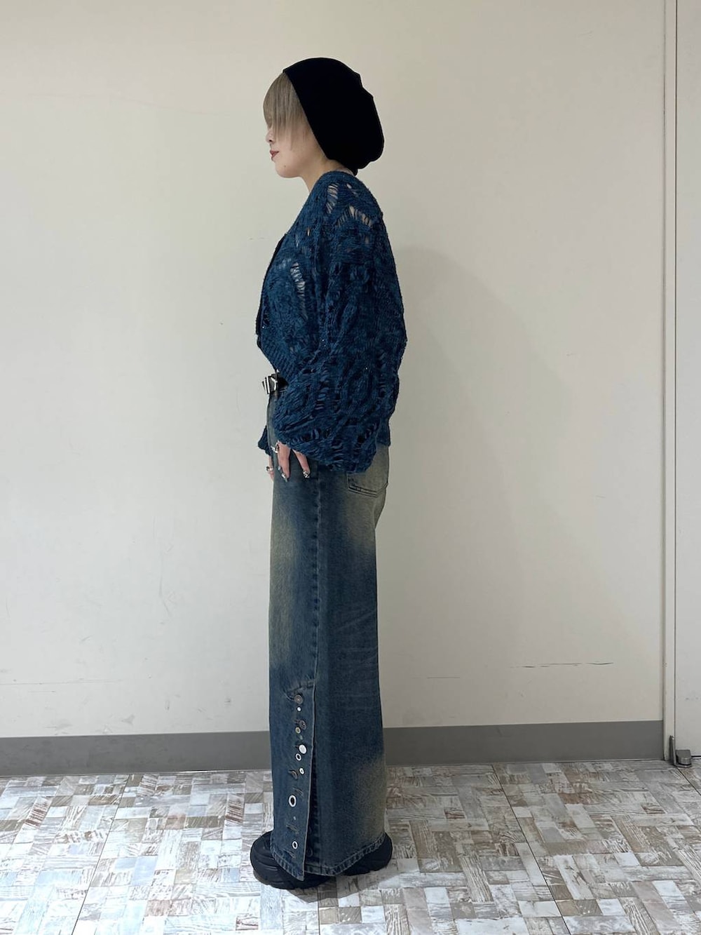 ブルー系のデニムパンツ、ブルー系のカーディガン/ボレロ、ブラック系のベルトを着用したレディースの秋コーディネートの4枚目の写真
