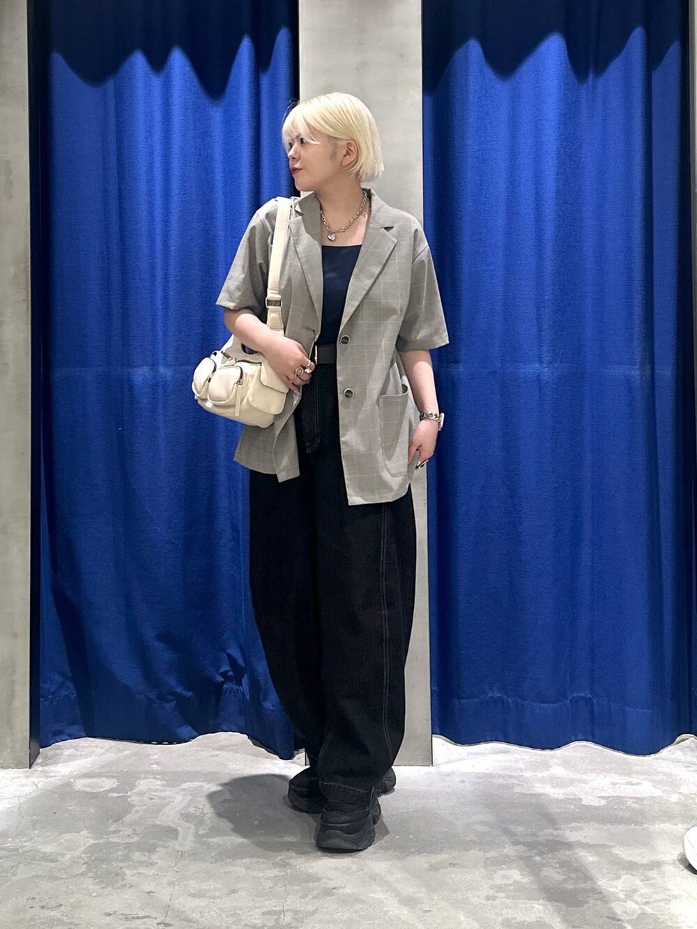 「カジュアル、体型カバー、ラフ、春コーデ、ボブヘア、ハイトーン系_ヘアカラー、きれいめカジュアル、セットアップ、ジャケット、ジャケットスタイル、夏コーデ、骨格ストレート、ストリート、PAGEBOY」｜「PAGEBOYのプラットチャンキースニーカー（スニーカー、ブラック系）」を使った、・あさせ・さん（レディース・160cm）の夏コーディネートの3枚目の写真