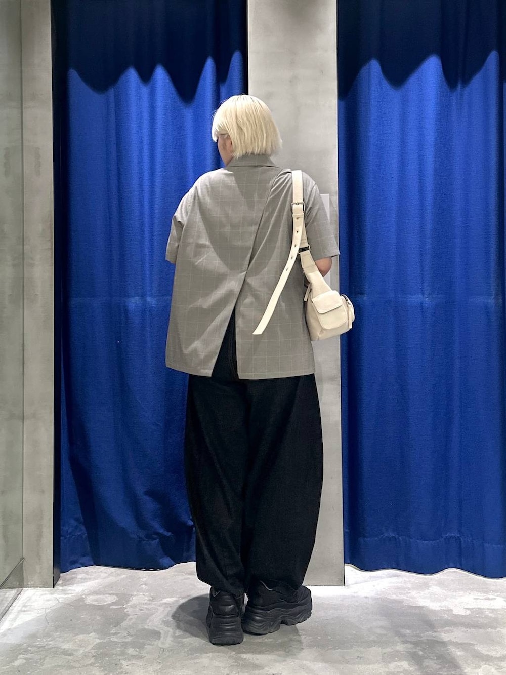「カジュアル、体型カバー、ラフ、春コーデ、ボブヘア、ハイトーン系_ヘアカラー、きれいめカジュアル、セットアップ、ジャケット、ジャケットスタイル、夏コーデ、骨格ストレート、ストリート、PAGEBOY」｜「PAGEBOYのプラットチャンキースニーカー（スニーカー、ブラック系）」を使った、・あさせ・さん（レディース・160cm）の夏コーディネートの4枚目の写真