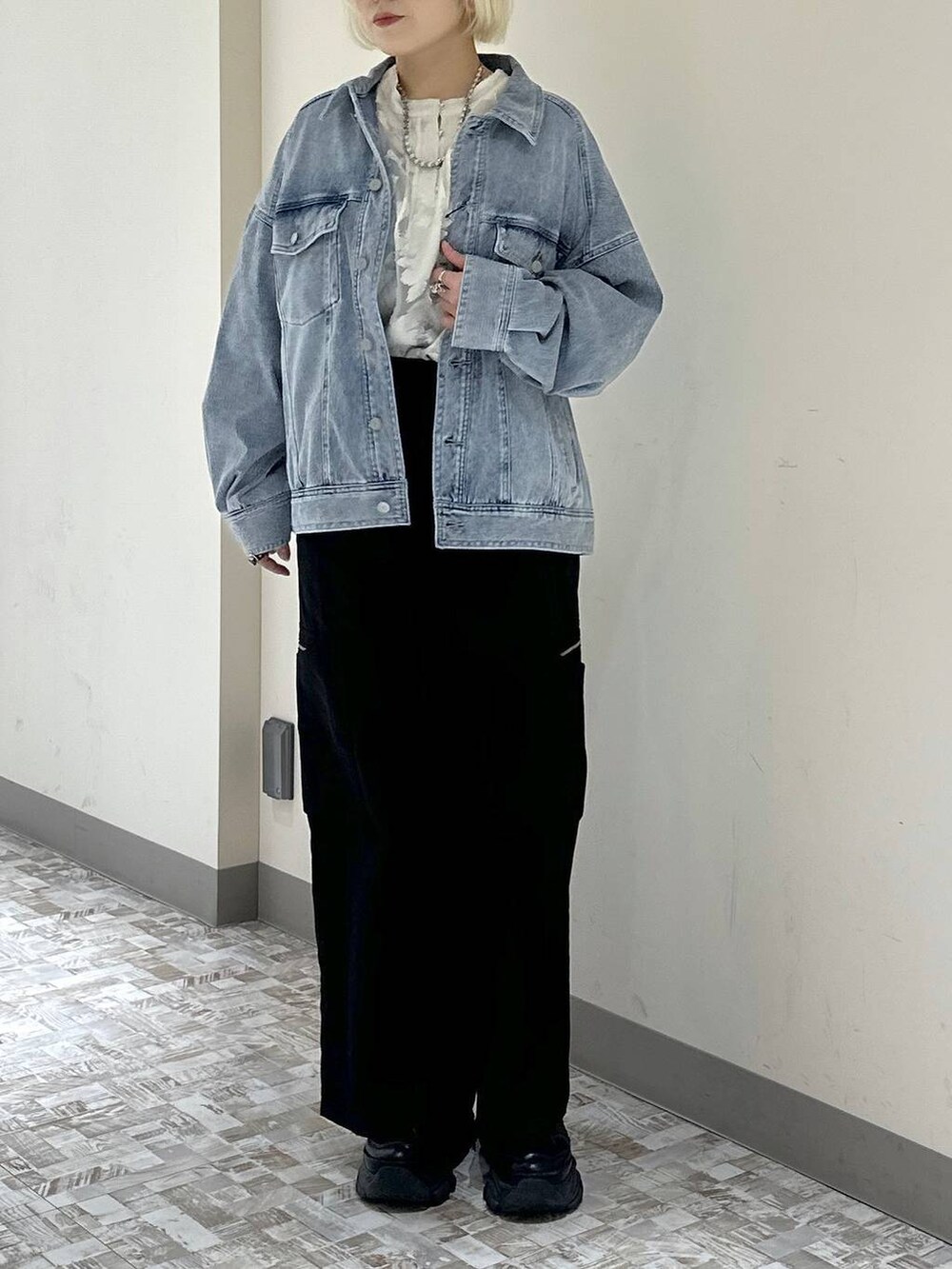 ブラック系のスニーカー、ブルー系のブルゾン、ホワイト系のTシャツ/カットソーを着用したレディースの冬コーディネートの6枚目の写真