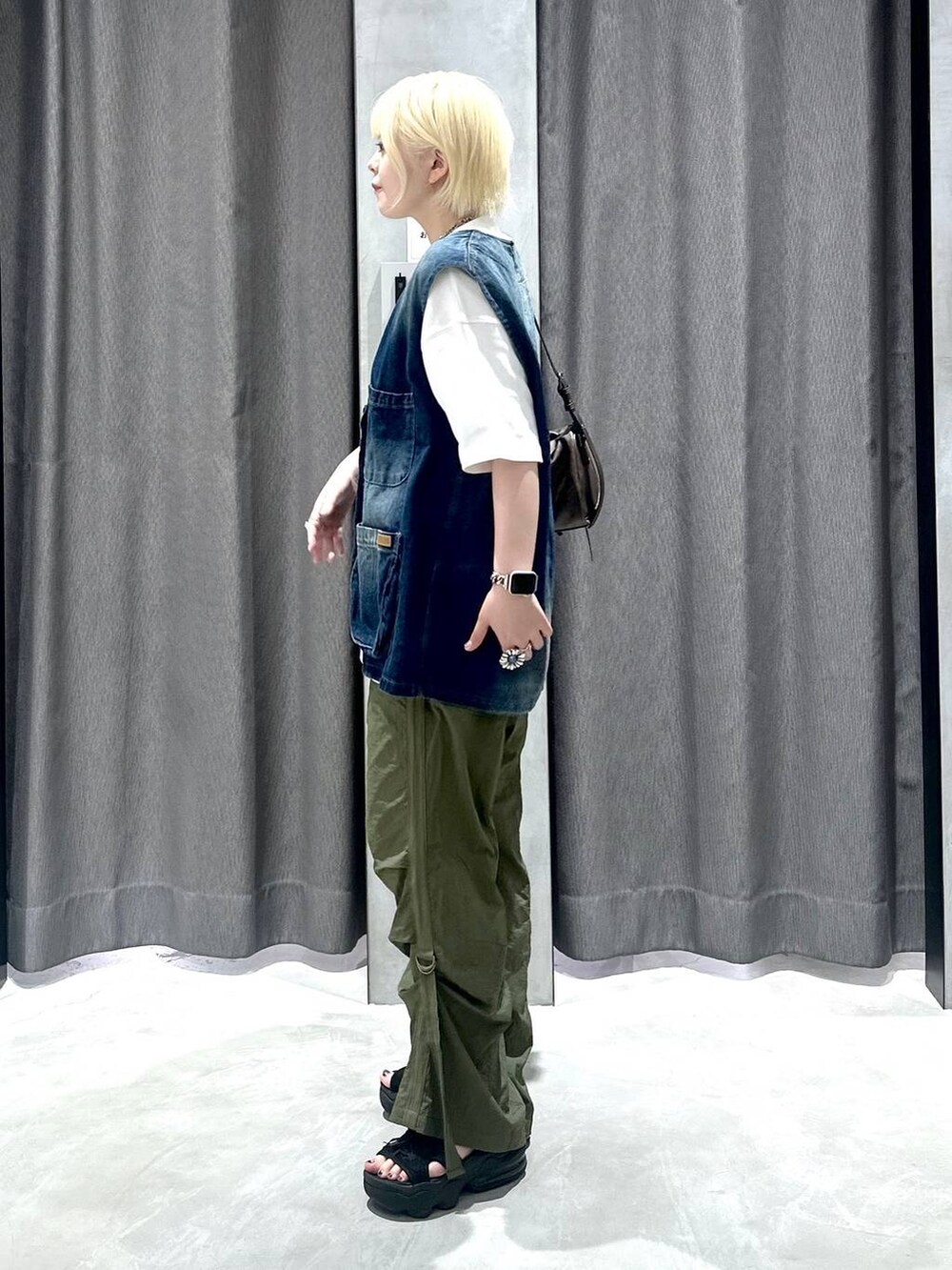 ブラウン系のショルダーバッグ、ホワイト系のTシャツ/カットソー、グリーン系のカーゴパンツを着用したレディースの夏コーディネートの3枚目の写真