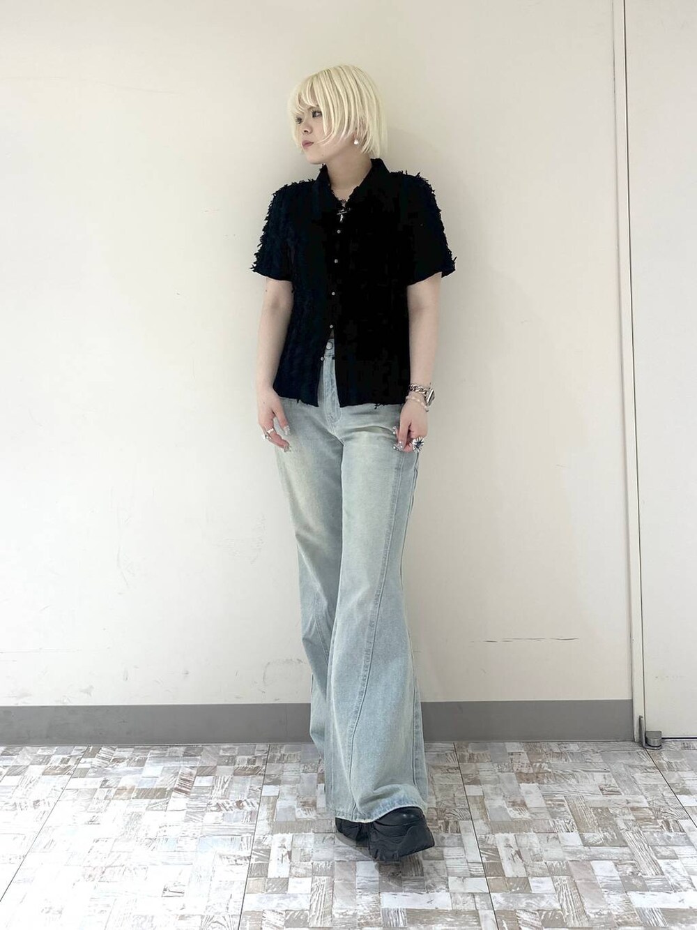 ブルー系のデニムパンツ、ブラック系のシャツ/ブラウスを着用したレディースの夏コーディネートの2枚目の写真