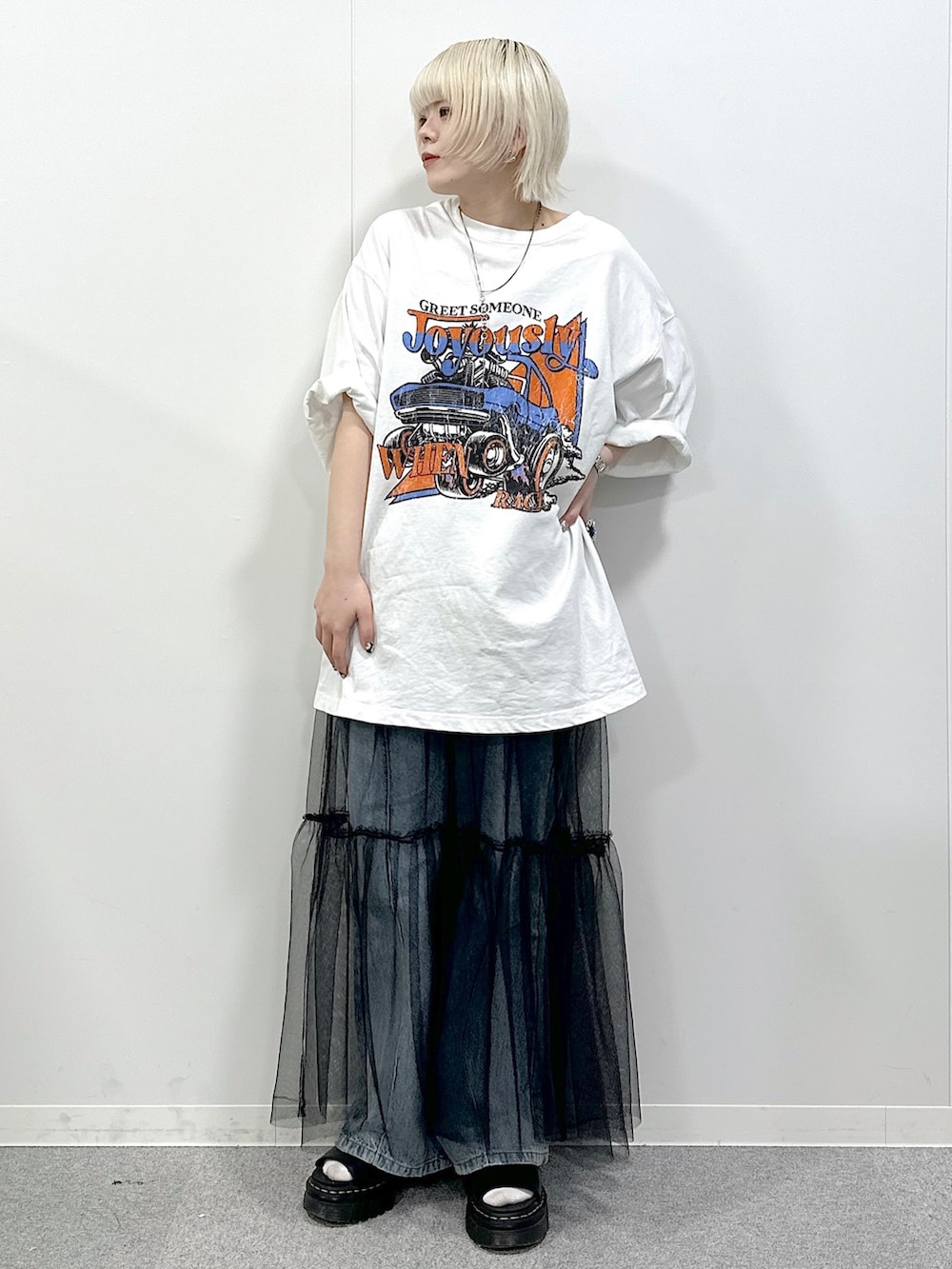 「Tシャツ×デニム、Tシャツワンピ、チュールワンピ、キャミワンピース、Tシャツ、ユニセックス、夏コーデ、カジュアルコーデ、PAGEBOY、ページボーイ、ボブ、ハイトーンカラー、骨格ストレート、ワンピースコーデ、ゆったりコーデ」｜「PBLIMのPAGEBOYLIM/オートモービルルーズT（Tシャツ/カットソー、ホワイト系）」を使った、・あさせ・さん（レディース・160cm）の春コーディネートの2枚目の写真