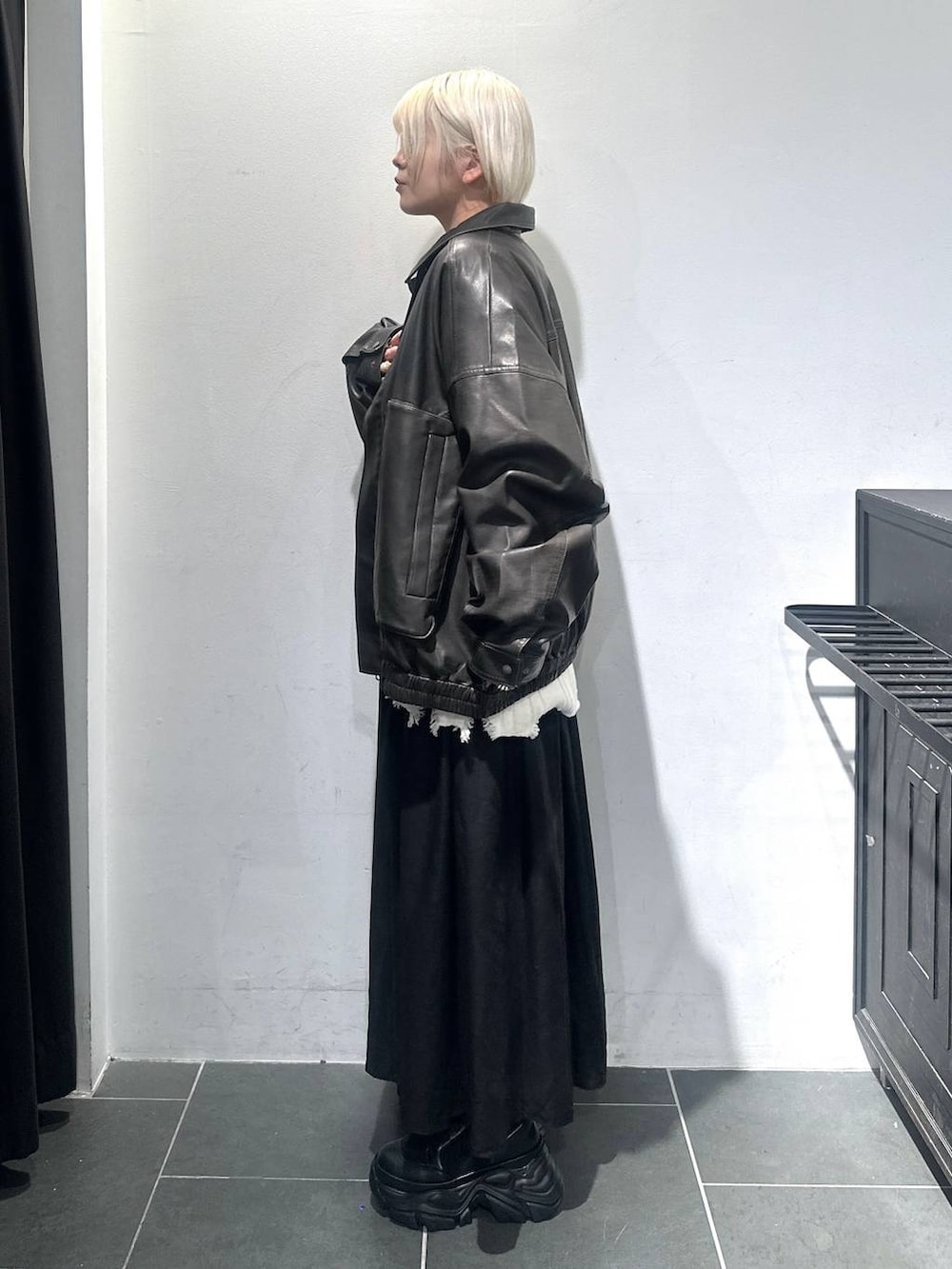 ブラック系のブーツ、ブラック系のブルゾン、ブラック系のスカートを着用したレディースの秋コーディネートの3枚目の写真