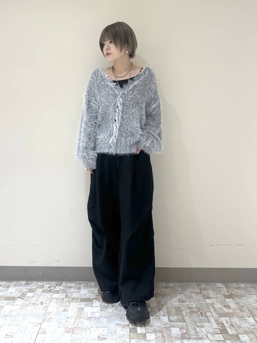 グレー系のカーディガン/ボレロ、ブラック系のその他パンツ、グレー系のネックレスを着用したレディースの秋コーディネートの3枚目の写真