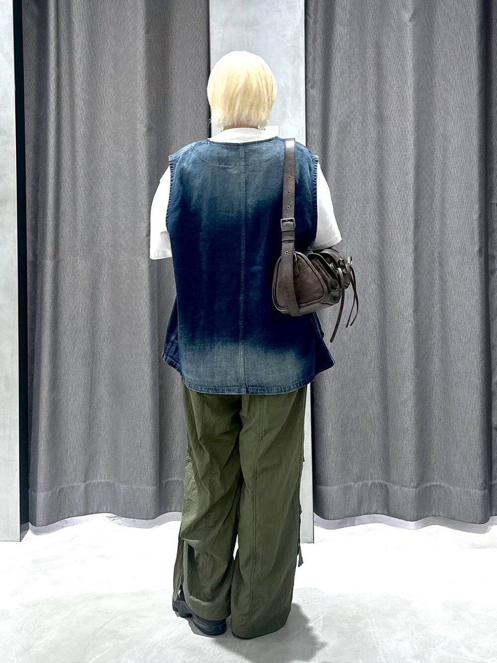 ブラウン系のショルダーバッグ、ホワイト系のTシャツ/カットソー、グリーン系のカーゴパンツを着用したレディースの夏コーディネートの4枚目の写真