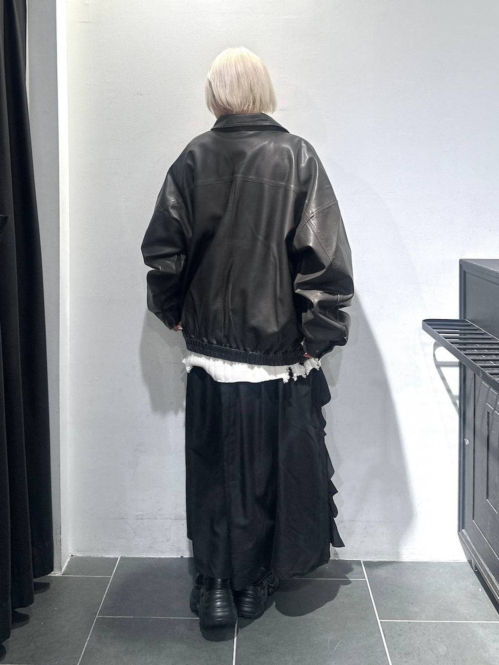 ブラック系のブーツ、ブラック系のブルゾン、ブラック系のスカートを着用したレディースの秋コーディネートの4枚目の写真