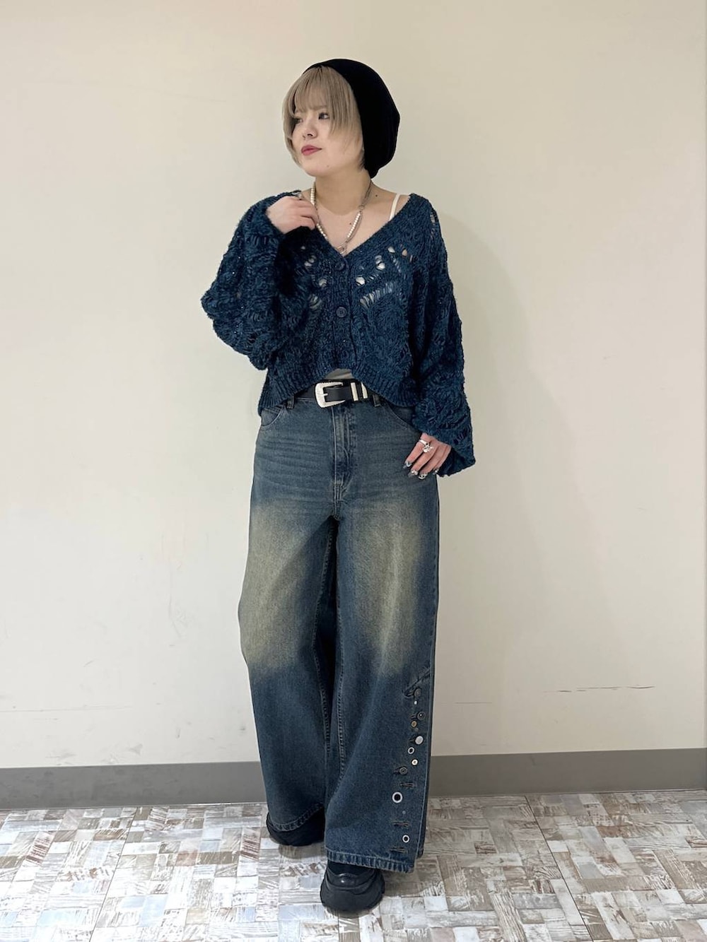 ブルー系のデニムパンツ、ブルー系のカーディガン/ボレロ、ブラック系のベルトを着用したレディースの秋コーディネートの2枚目の写真