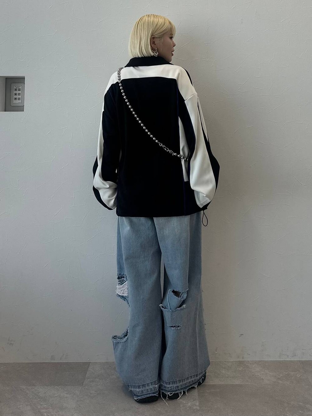 ブラック系のポロシャツを着用したレディースの冬コーディネートの5枚目の写真