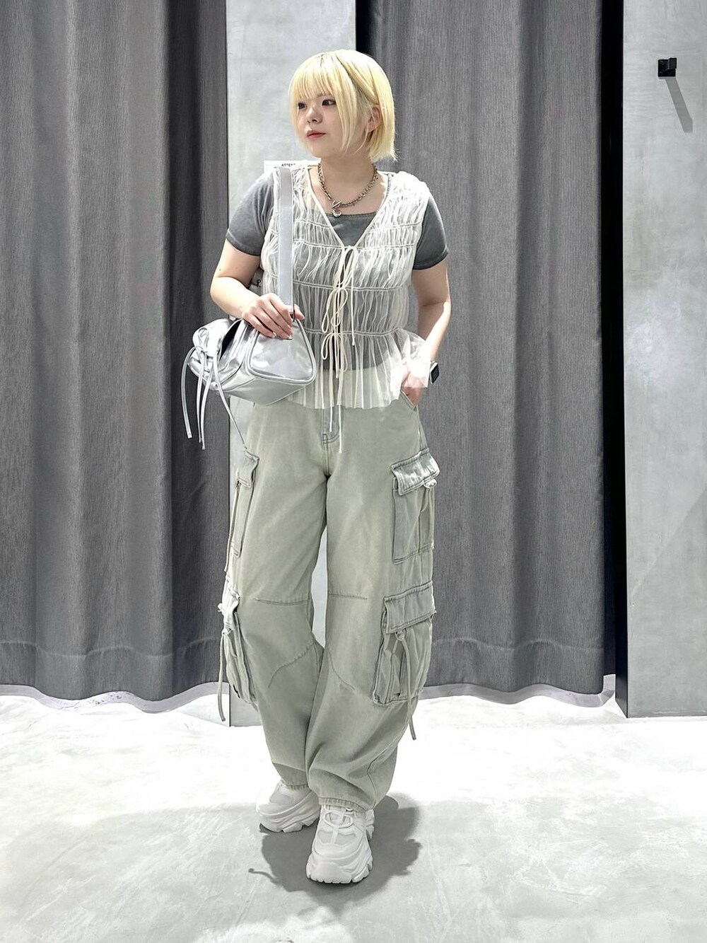 「カジュアル、体型カバー、ラフ、骨格ストレート、PAGEBOY、ボブヘア、ハイトーン系_ヘアカラー、ワイドパンツ、ベスト、夏コーデ、ストリート」｜「PAGEBOYのプラットチャンキースニーカー（スニーカー、ホワイト系）」を使った、・あさせ・さん（レディース・160cm）の夏コーディネートの2枚目の写真