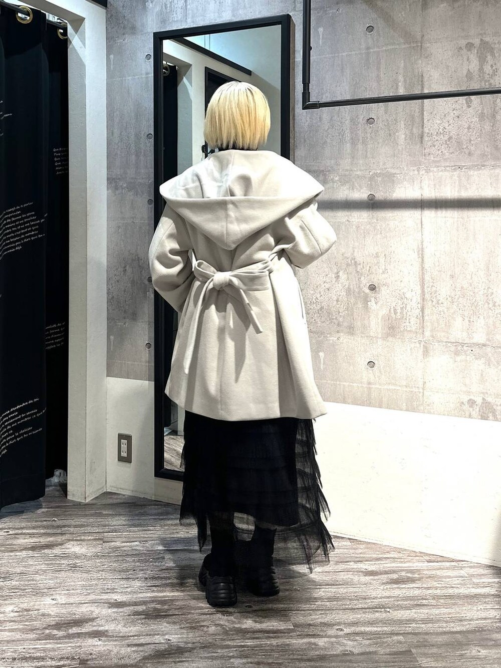「カジュアル、体型カバー、ラフ、秋コーデ、冬コーデ、骨格ストレート、きれいめ、mysty woman、ボブヘア、ハイトーン系_ヘアカラー、きれいめカジュアル」｜「mysty womanのBIGフードミドルコート  116304（ノーカラーコート、ホワイト系）」を使った、・あさせ・さん（レディース・160cm）の秋コーディネートの3枚目の写真