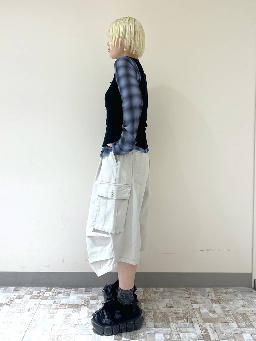 ブラック系のタンクトップ、ベージュ系のカーゴパンツ、ブルー系のTシャツ/カットソーを着用したレディースの夏コーディネートの4枚目の写真