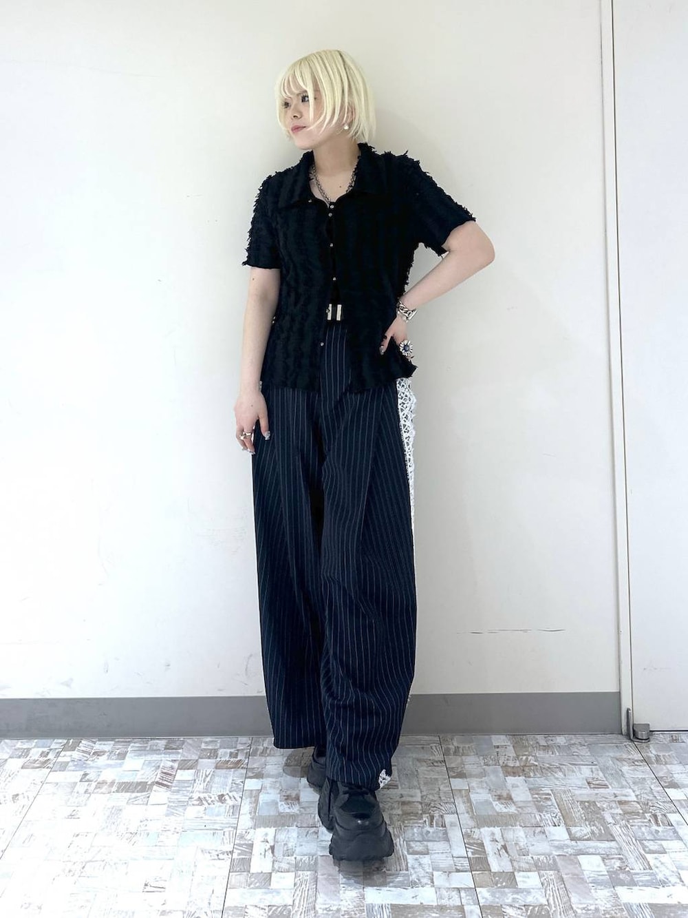 ブラック系のスニーカー、ブルー系のスラックス、ブラック系のシャツ/ブラウスを着用したレディースの夏コーディネートの3枚目の写真