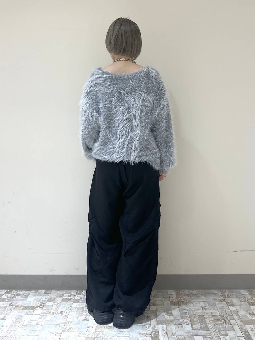 グレー系のカーディガン/ボレロ、ブラック系のその他パンツ、グレー系のネックレスを着用したレディースの秋コーディネートの5枚目の写真