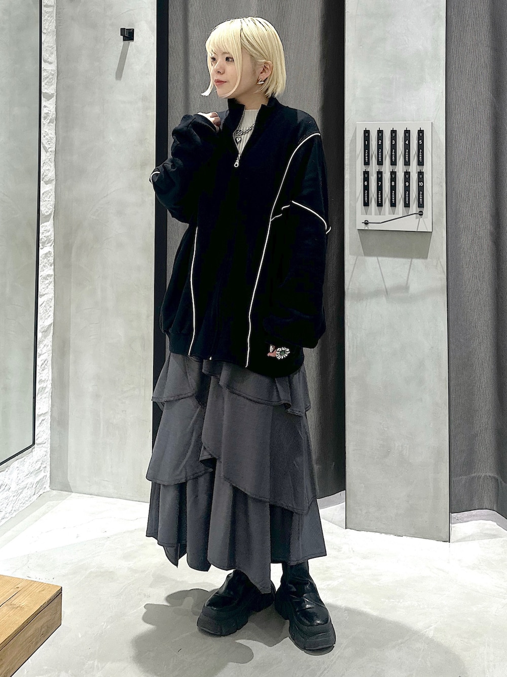 「PAGEBOY、骨格ストレート、ハイトーンカラー、ハイトーンボブ、スウェット、スカート、モードストリート、モード、冬コーデ、ストリート、スウェットコーデ、スウェットトップス、骨スト」｜「PAGEBOYのトラックスウェット（スウェット、ブラック系）」を使った、・あさせ・さん（レディース・160cm）の秋コーディネートの2枚目の写真