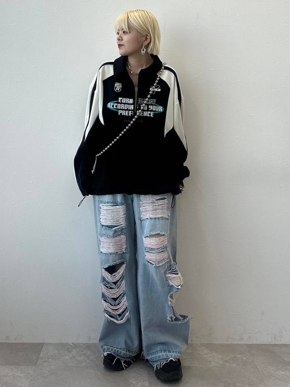 ブラック系のポロシャツを着用したレディースの冬コーディネートの3枚目の写真