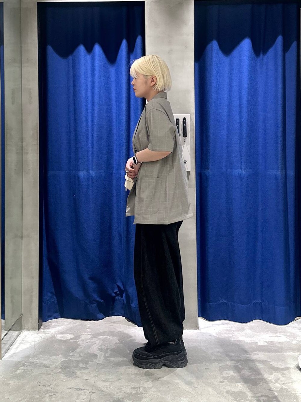 「カジュアル、体型カバー、ラフ、春コーデ、ボブヘア、ハイトーン系_ヘアカラー、きれいめカジュアル、セットアップ、ジャケット、ジャケットスタイル、夏コーデ、骨格ストレート、ストリート、PAGEBOY」｜「PAGEBOYのプラットチャンキースニーカー（スニーカー、ブラック系）」を使った、・あさせ・さん（レディース・160cm）の夏コーディネートの2枚目の写真