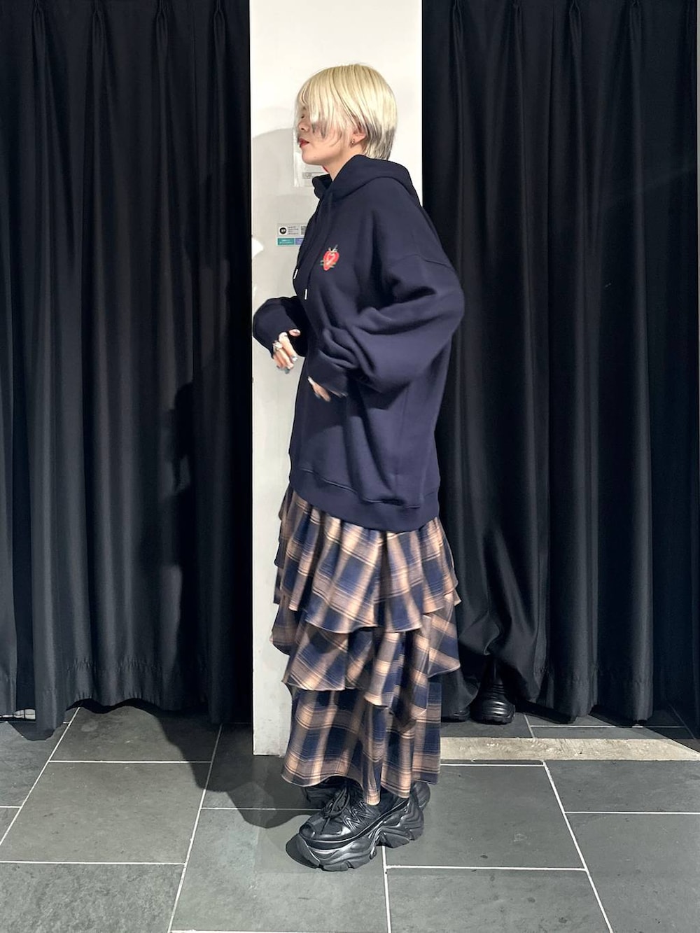 「カジュアル、体型カバー、ラフ、春コーデ、夏コーデ、骨格ストレート、ストリート、PAGEBOY、ボブヘア、ハイトーン系_ヘアカラー、きれいめカジュアル、パーカー、PBLIM」｜「PAGEBOYのレースアップソックスブーツ（ブーツ、ブラック系）」を使った、・あさせ・さん（レディース・160cm）の夏コーディネートの3枚目の写真