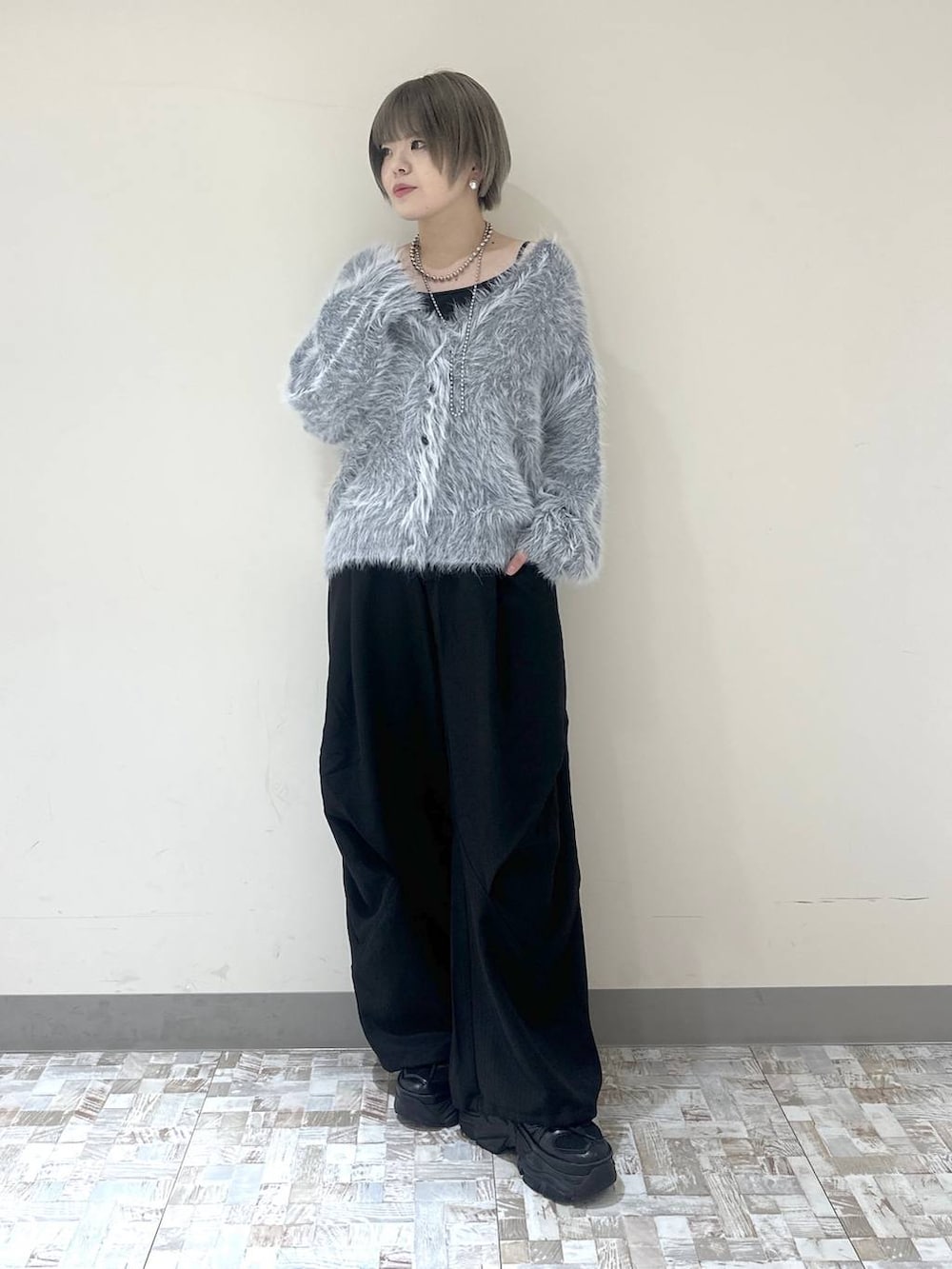 グレー系のカーディガン/ボレロ、ブラック系のその他パンツ、グレー系のネックレスを着用したレディースの秋コーディネートの2枚目の写真