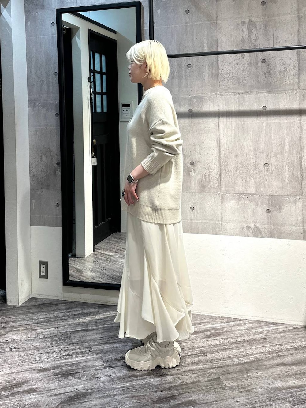 ホワイト系のスカート、ホワイト系のバレエシューズ、ホワイト系のニット/セーターを着用したレディースの冬コーディネートの2枚目の写真