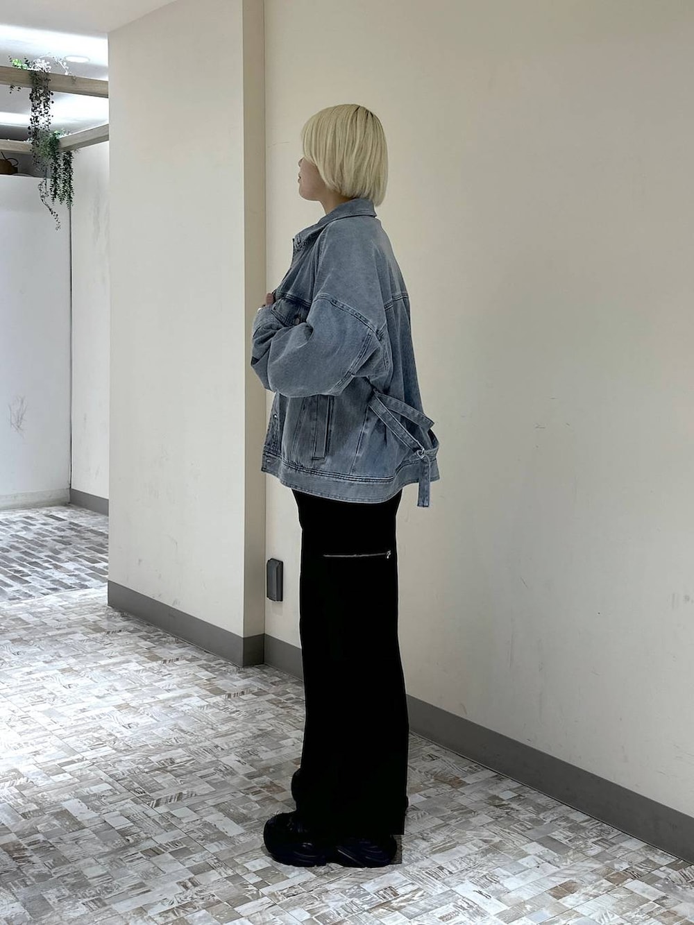 ブラック系のスニーカー、ブルー系のブルゾン、ホワイト系のTシャツ/カットソーを着用したレディースの冬コーディネートの3枚目の写真