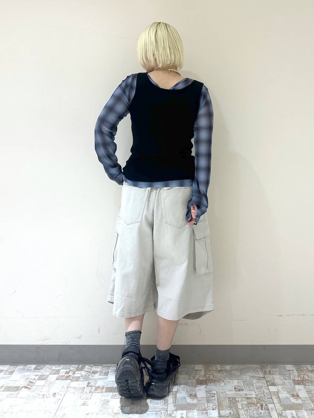 ブラック系のタンクトップ、ベージュ系のカーゴパンツ、ブルー系のTシャツ/カットソーを着用したレディースの夏コーディネートの5枚目の写真