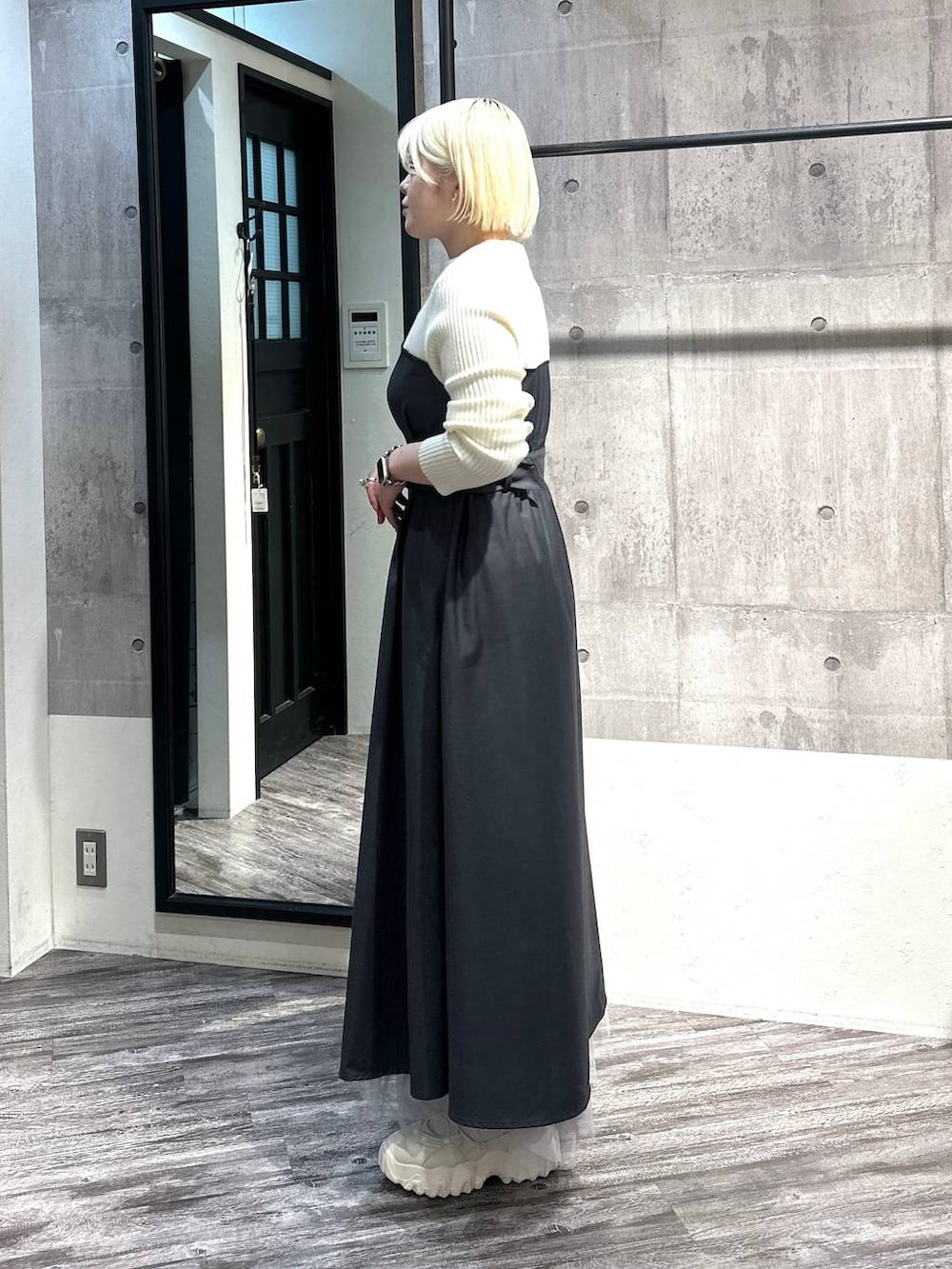 グレー系のワンピース、グレー系のスカート、ブラック系のバレエシューズを着用したレディースの冬コーディネートの3枚目の写真