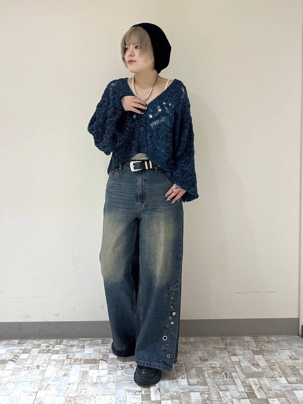 ブルー系のデニムパンツ、ブルー系のカーディガン/ボレロ、ブラック系のベルトを着用したレディースの秋コーディネートの3枚目の写真