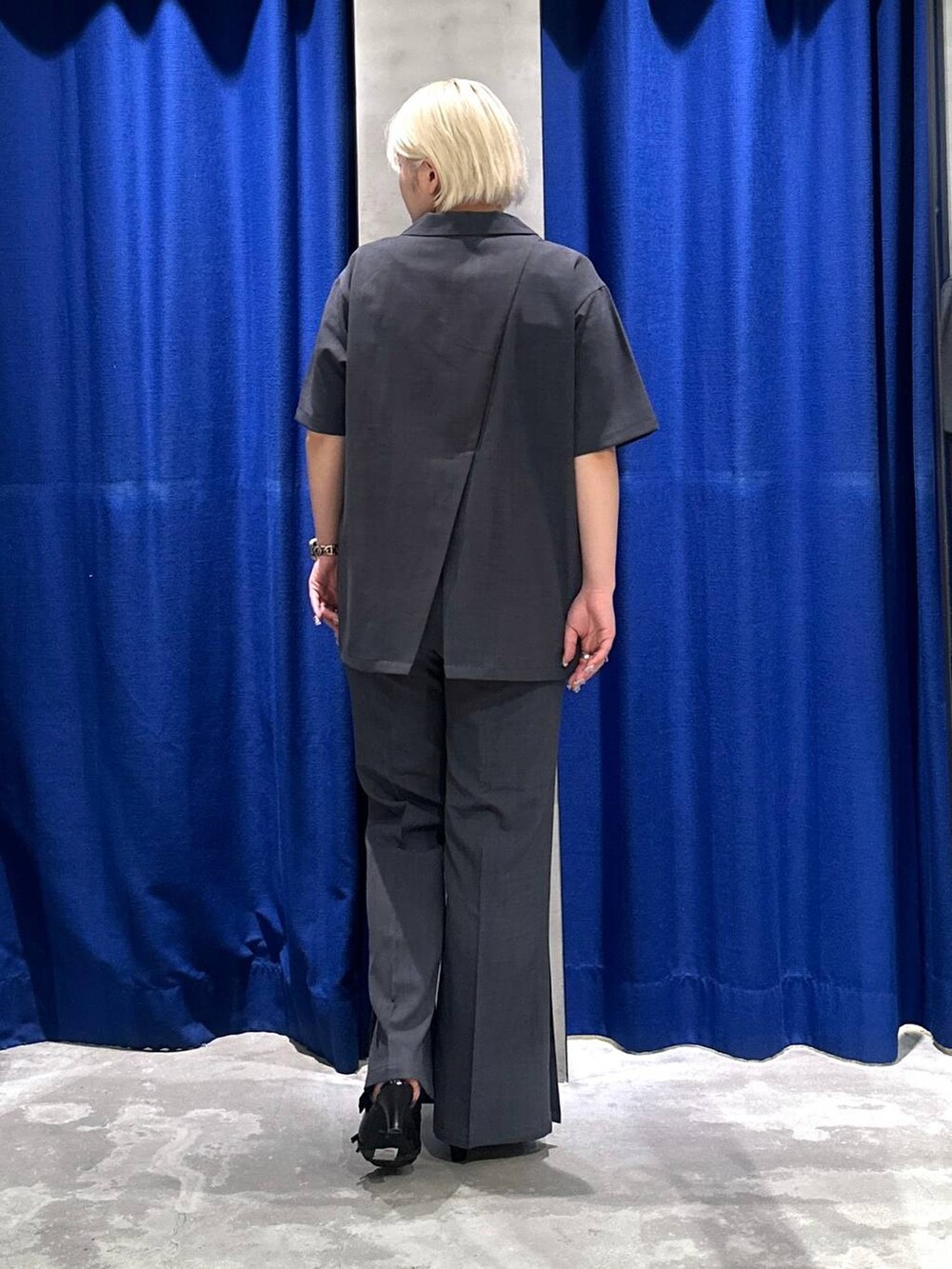 ブラック系のサンダル、ホワイト系のTシャツ/カットソー、グレー系のテーラードジャケットを着用したレディースの夏コーディネートの3枚目の写真