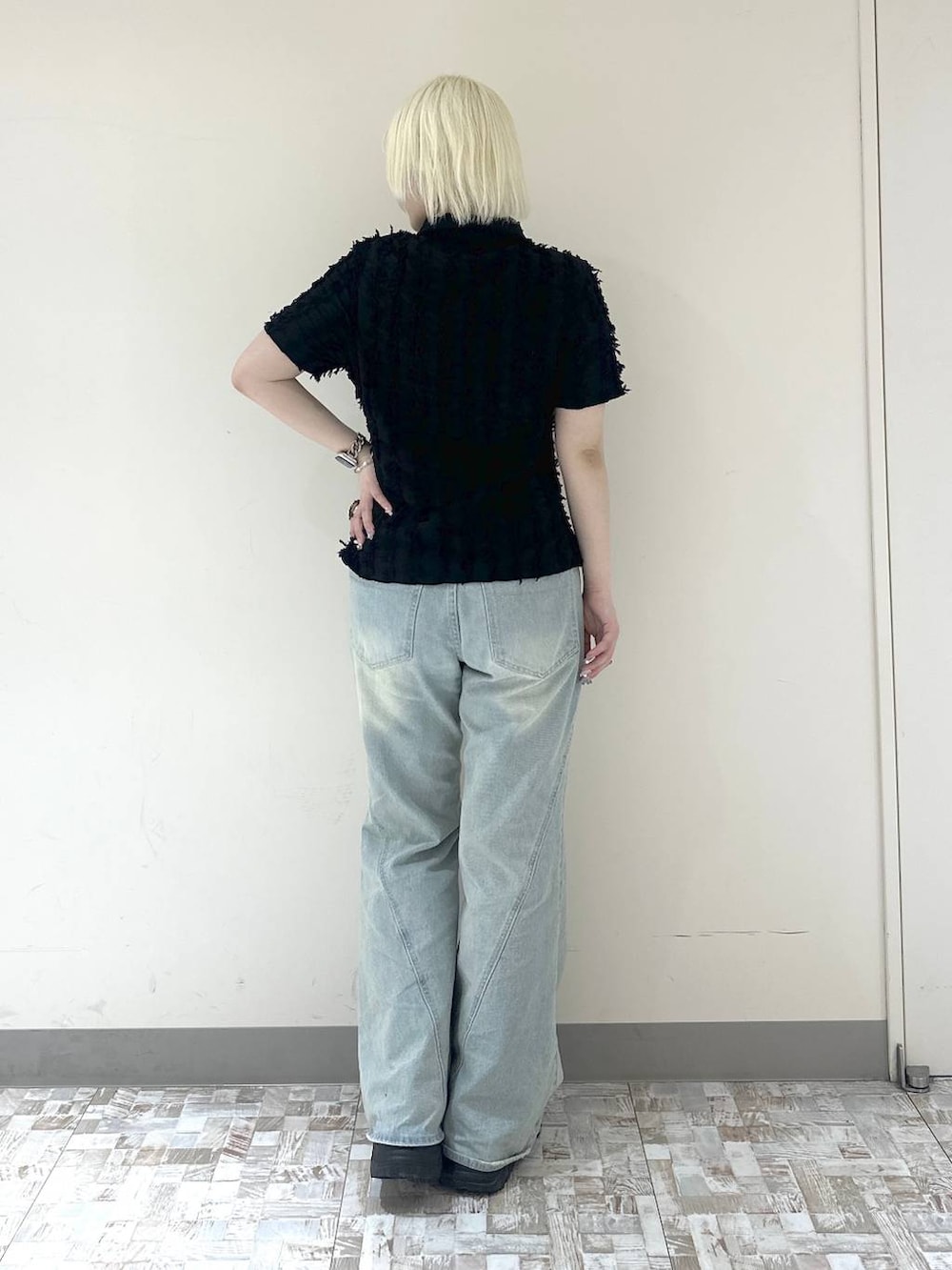 ブルー系のデニムパンツ、ブラック系のシャツ/ブラウスを着用したレディースの夏コーディネートの4枚目の写真