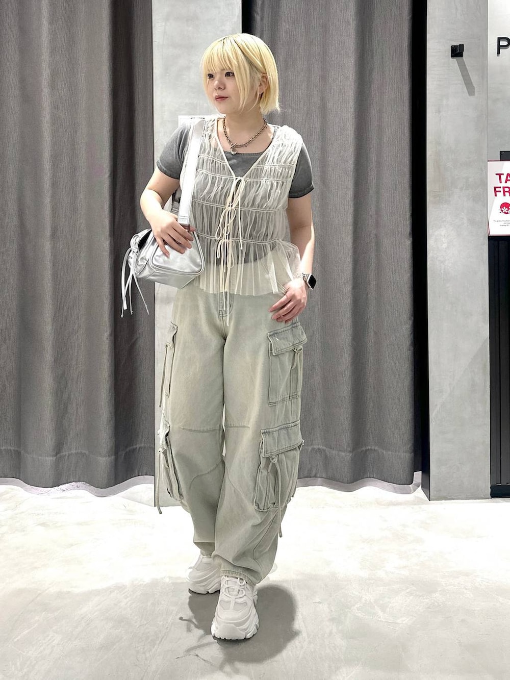 「カジュアル、体型カバー、ラフ、骨格ストレート、PAGEBOY、ボブヘア、ハイトーン系_ヘアカラー、ワイドパンツ、ベスト、夏コーデ、ストリート」｜「PAGEBOYのプラットチャンキースニーカー（スニーカー、ホワイト系）」を使った、・あさせ・さん（レディース・160cm）の夏コーディネートの3枚目の写真
