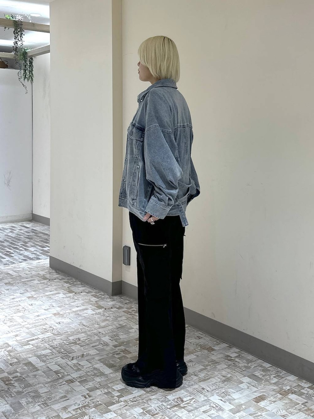 ブラック系のスニーカー、ブルー系のブルゾン、ホワイト系のTシャツ/カットソーを着用したレディースの冬コーディネートの4枚目の写真