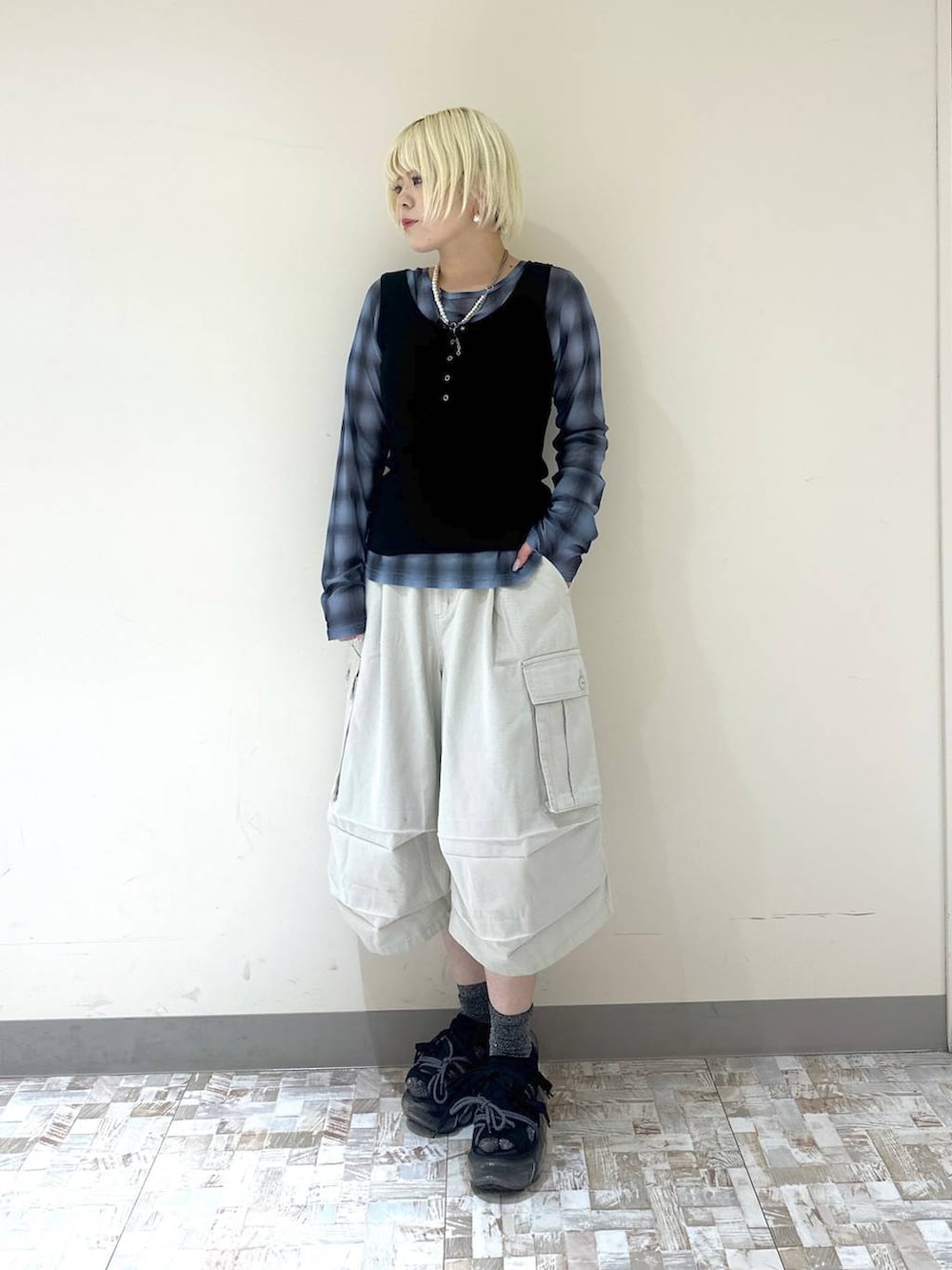 ブラック系のタンクトップ、ベージュ系のカーゴパンツ、ブルー系のTシャツ/カットソーを着用したレディースの夏コーディネートの3枚目の写真