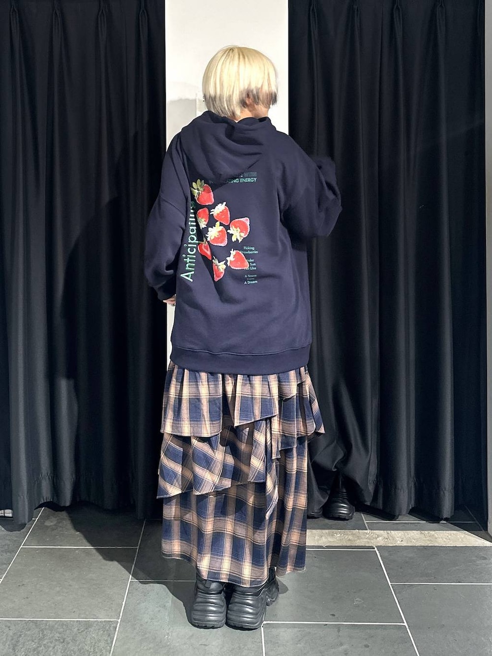 「カジュアル、体型カバー、ラフ、春コーデ、夏コーデ、骨格ストレート、ストリート、PAGEBOY、ボブヘア、ハイトーン系_ヘアカラー、きれいめカジュアル、パーカー、PBLIM」｜「PAGEBOYのレースアップソックスブーツ（ブーツ、ブラック系）」を使った、・あさせ・さん（レディース・160cm）の夏コーディネートの2枚目の写真