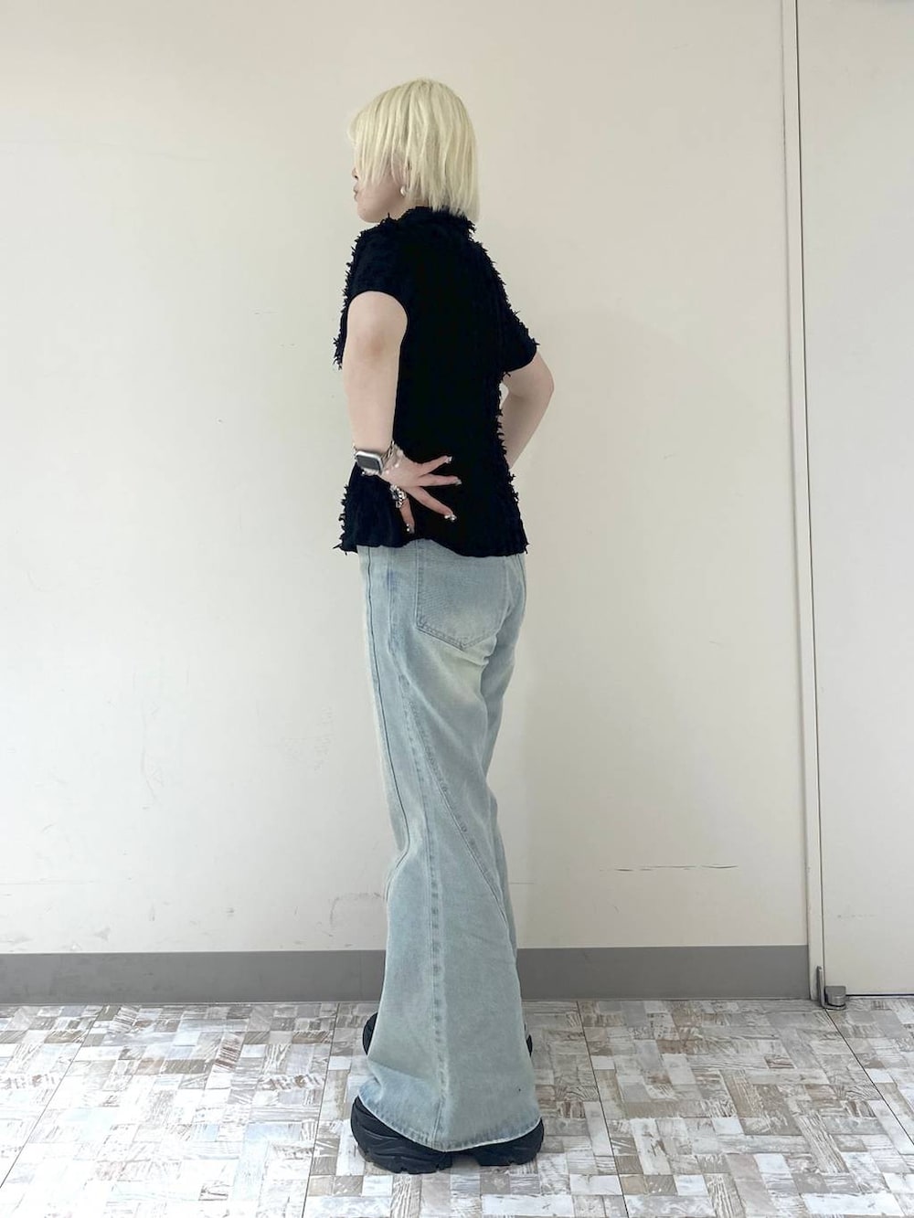 ブルー系のデニムパンツ、ブラック系のシャツ/ブラウスを着用したレディースの夏コーディネートの3枚目の写真