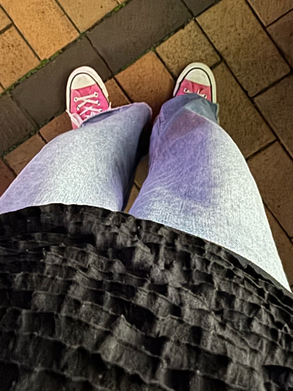 ブラック系のTシャツ/カットソー、ブルー系のデニムパンツ、ピンク系のスニーカーを着用したレディースの春コーディネートの2枚目の写真