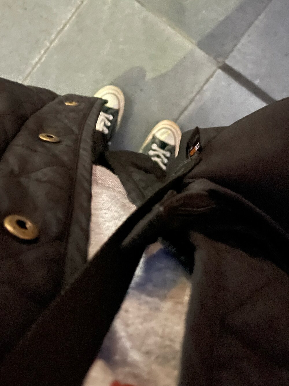 グレー系のスウェット、ブラック系のその他パンツ、ブラック系のその他アウターを着用したレディースの冬コーディネートの2枚目の写真