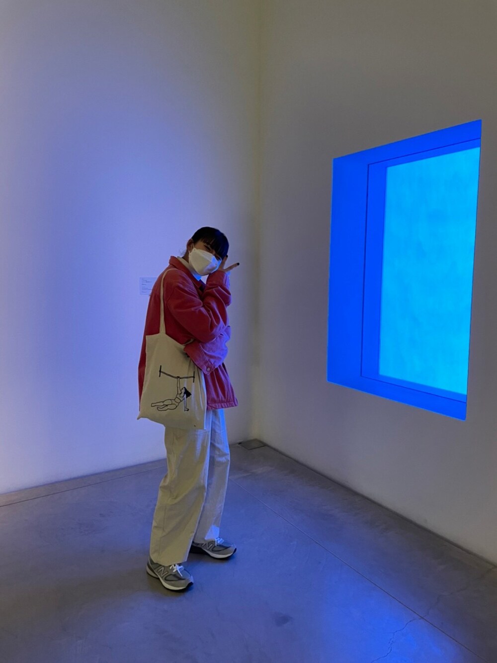 ピンク系のテーラードジャケット、ベージュ系のその他パンツ、シルバー系のスニーカーを着用したレディースの春コーディネートの2枚目の写真