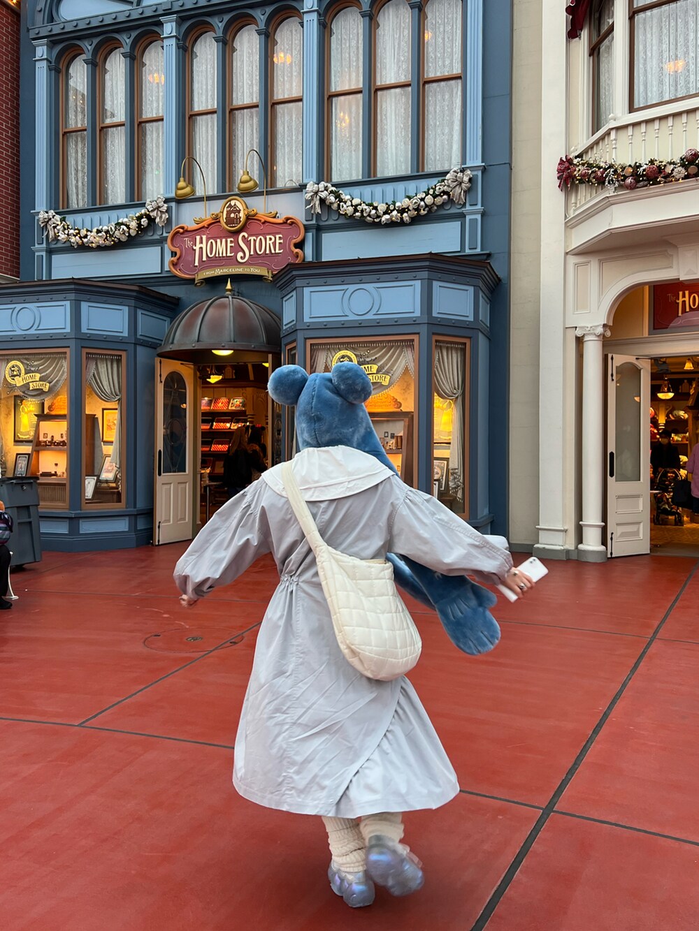 ブルー系のスニーカーを着用したレディースの冬コーディネートの2枚目の写真