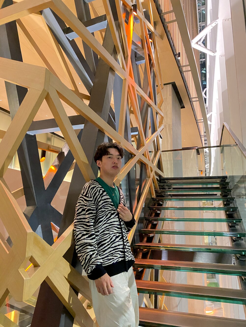 その他のカーディガン/ボレロ、グリーン系のTシャツ/カットソー、シルバー系のネックレスを着用したメンズの冬コーディネートの3枚目の写真