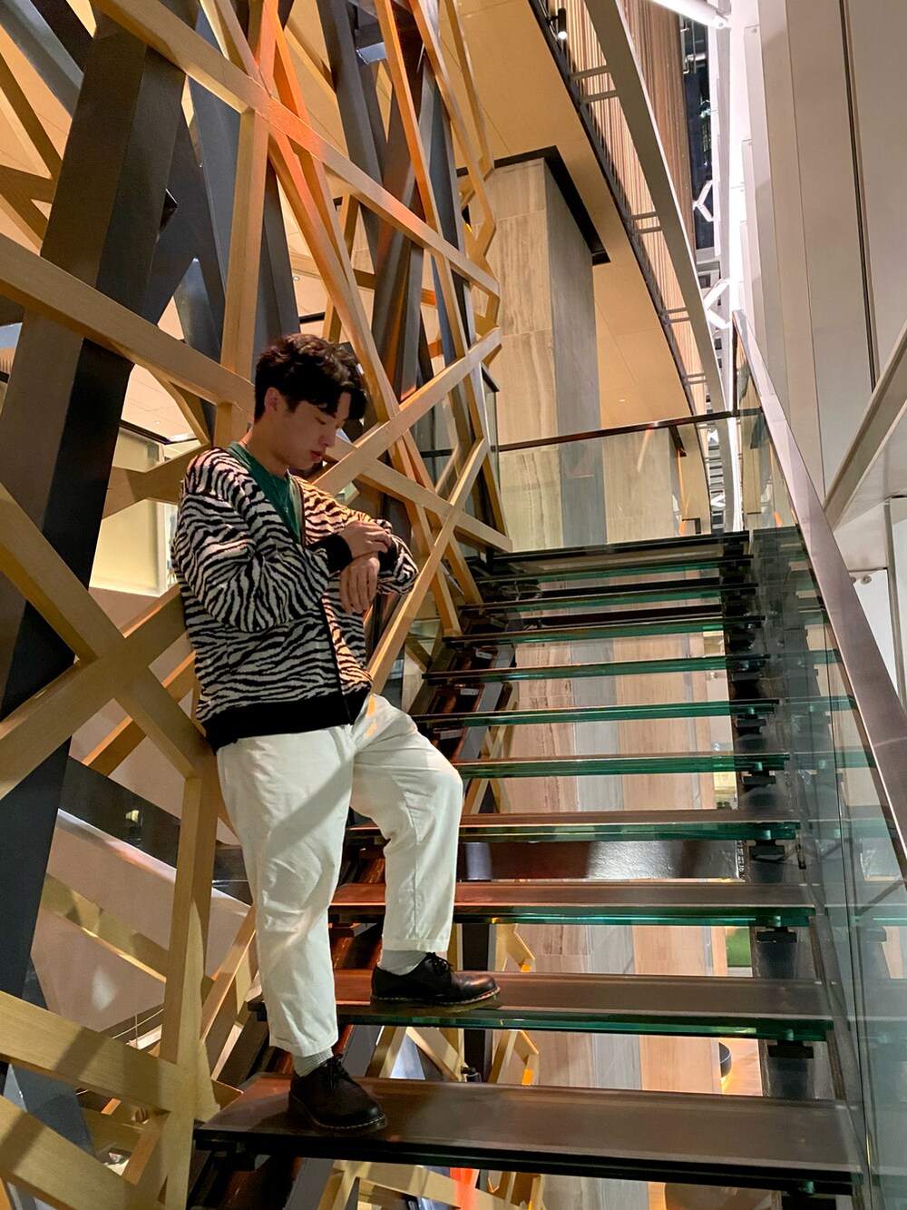 その他のカーディガン/ボレロ、グリーン系のTシャツ/カットソー、シルバー系のネックレスを着用したメンズの冬コーディネートの2枚目の写真