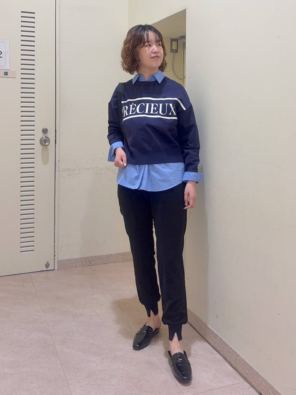 ブルー系のカーディガン/ボレロ、ブルー系のシャツ/ブラウス、ブラック系のローファーを着用したレディースの冬コーディネートの2枚目の写真