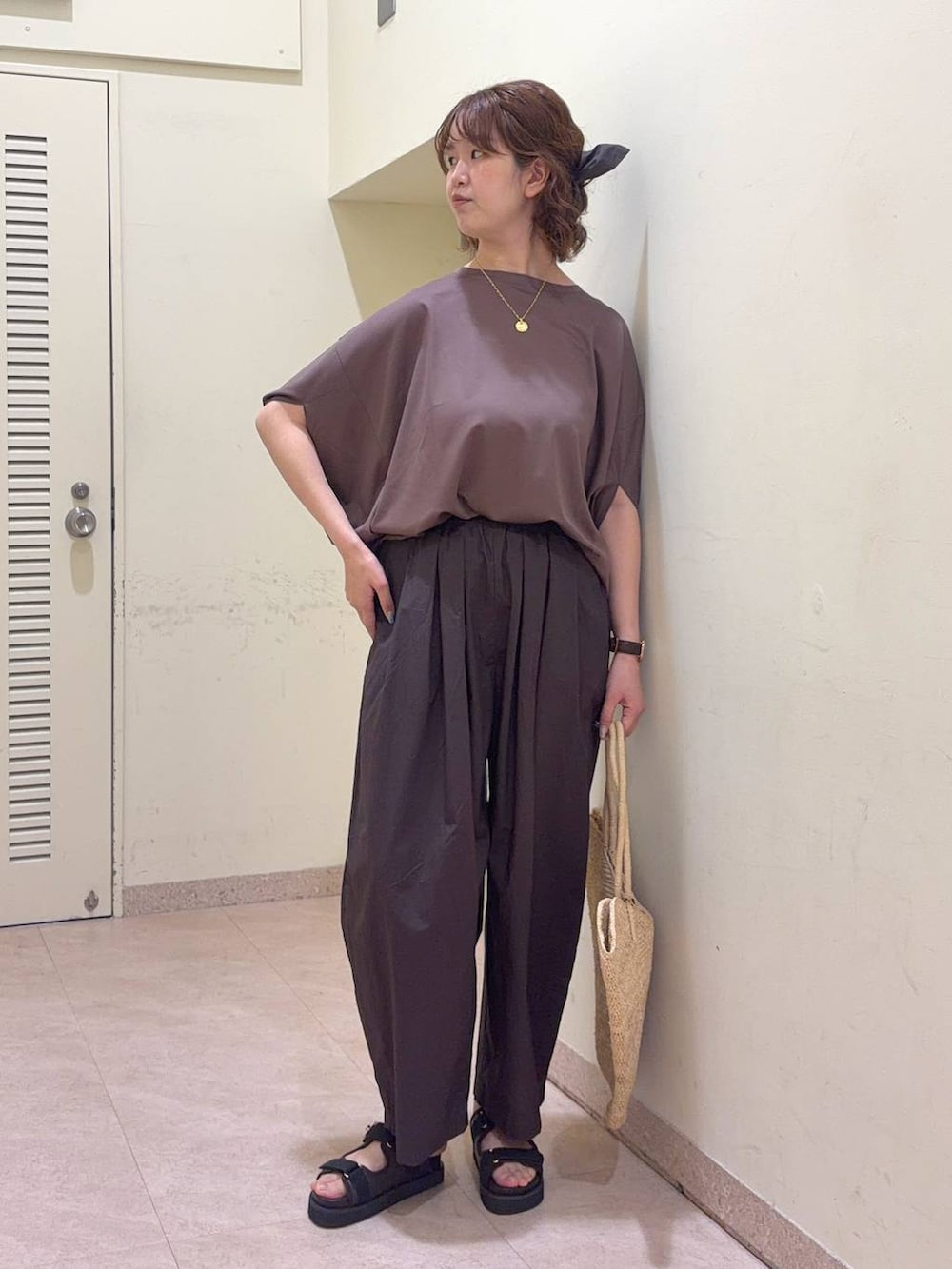 ブラウン系のその他パンツ、ブラウン系のTシャツ/カットソー、ブラウン系のサンダルを着用したレディースの春コーディネートの2枚目の写真